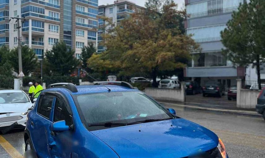 Beypazarı'nda kontrolsüz kavşakta çarpışma: kız çocuğu tedbir amaçlı hastaneye kaldırıldı