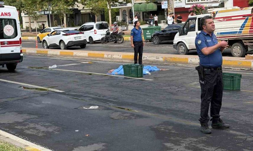 Mahabat Bulvarı'nda yolun karşısına geçmeye çalışırken yaşamını yitirdi