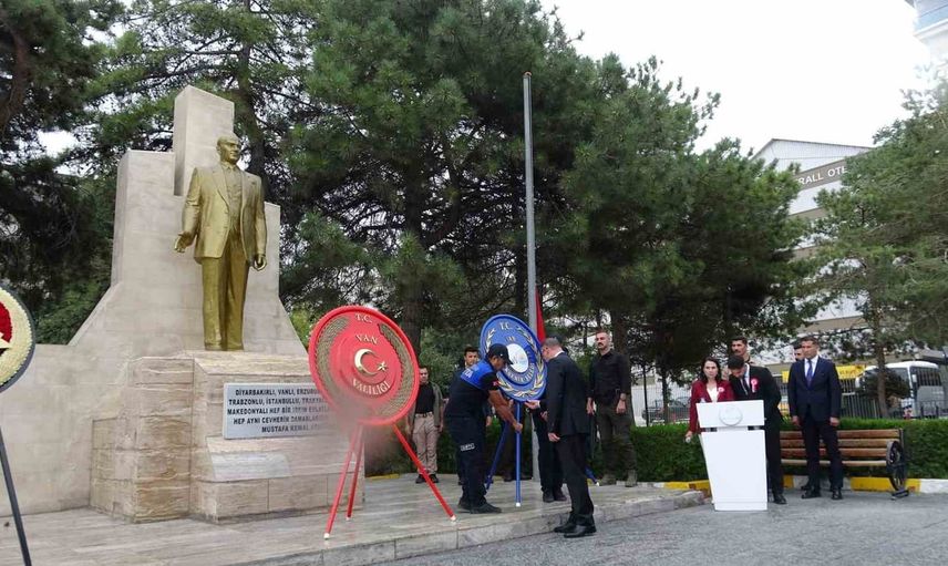 Kutlamalar Van’da buluştu: 30 ağustos 104'üncü yıl dönümü
