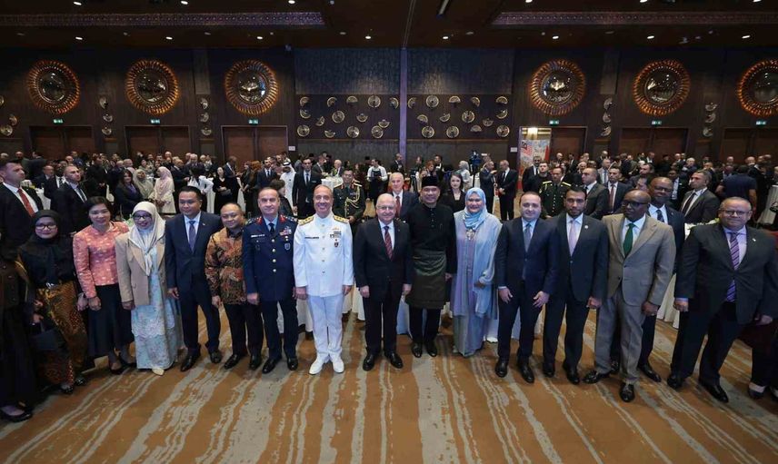 Başkentteki Malezya milli günü resepsiyonuna bakan Yaşar Güler ve kuvvet komutanları katıldı