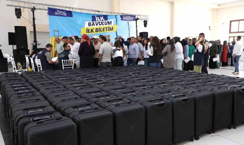 Hatay Büyükşehir Belediyesi gençlerin üniversite yolculuğunu bavul ve biletle kolaylaştırıyor