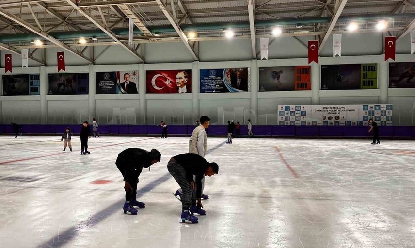Kars'ta buz pistinde aile boyu hareket: halk seansları sürüyor