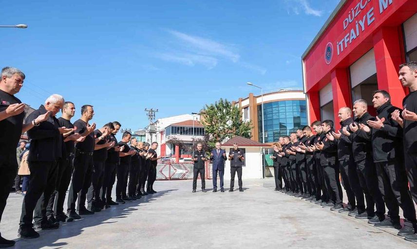 Düzce'de başkan Özlü itfaiyeyi ziyaret etti, tespih verdi ve işletmeleri uyardı