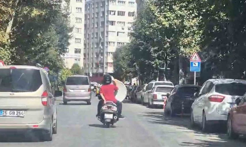 Kucağında antenle trafikte tehlike: Eskişehir'de motosiklet yolcusu