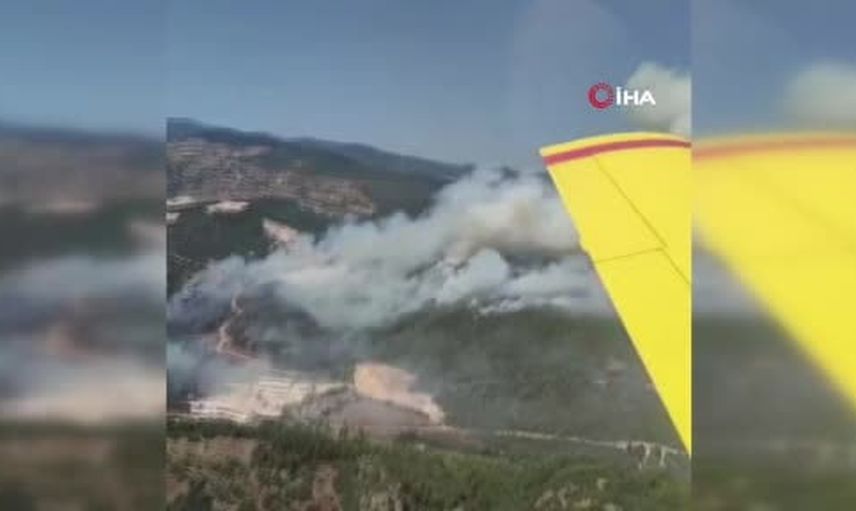 Havadan ve karadan müdahale sürüyor: Sındırgı yangınına 6 uçak, 6 helikopter