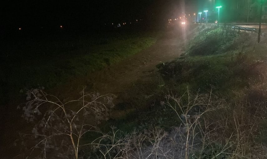 Yenişehir'de tarlalar suyla boğuşuyor, ekipler kanalları temizliyor