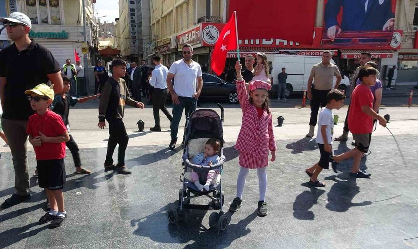 Kilis'te 30 ağustos coşkusuna jandarma insan piramidi damga vurdu