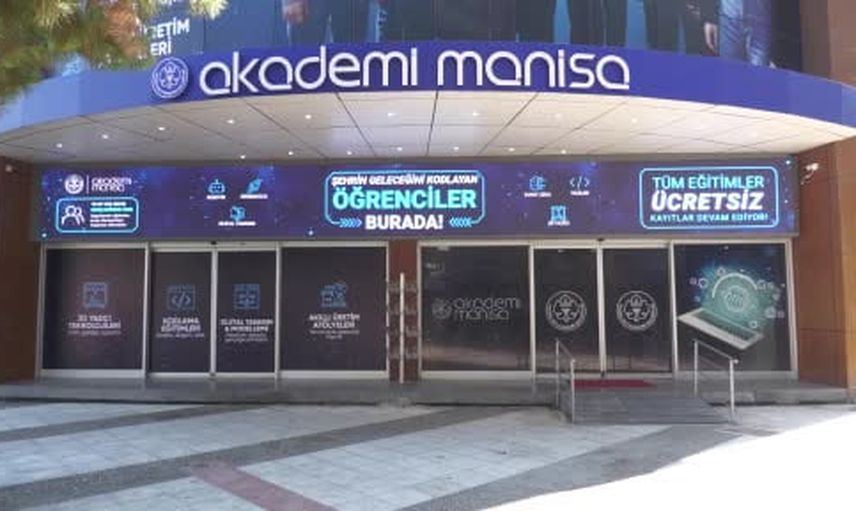 Manisa'da gençler geleceğin mesleklerine kod yazmayı öğreniyor