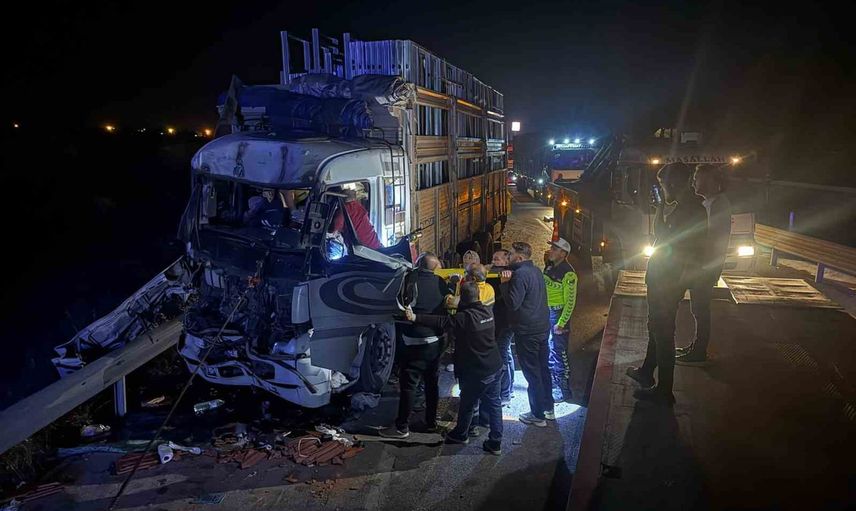Emirdağ çıkışında kamyon çarpışması: yaralı sürücü vinçle çıkarıldı