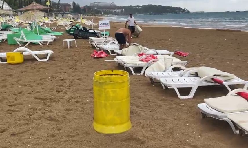 İncekum plajında aniden yükselen rüzgar şezlongları sürükledi