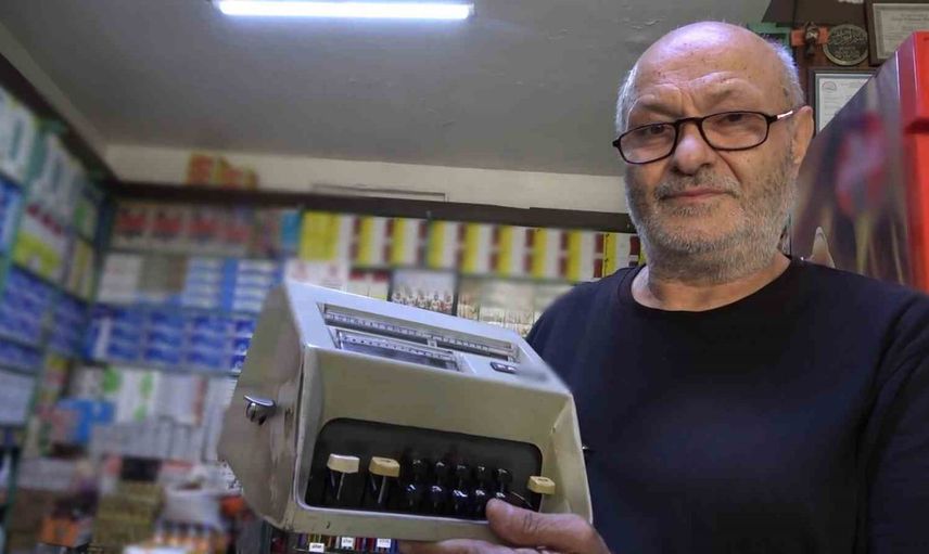 Babasından miras kalan bakkalda elektriksiz mekanik aletlerle 70 yıllık düzen