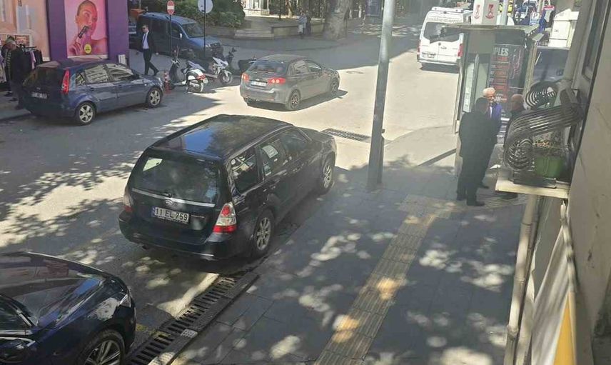 İşlek caddede minibüs durağını işgal eden sürücü tepki çekti