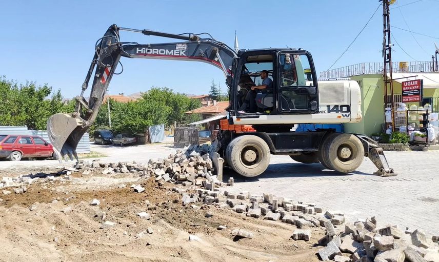 Sungurlu’da savak yolu yenileniyor: Şehit Muammer Çakır Caddesi sıcak asfalta hazırlanıyor