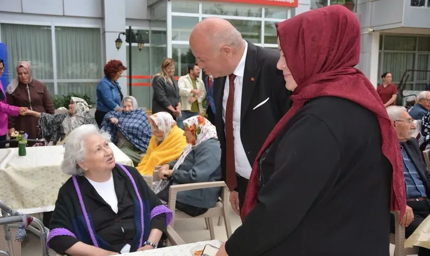 Babadağ'da şarkılar eşliğinde anılar canlandı: başkan Kumral huzurevi sakinleriyle ritim tuttu