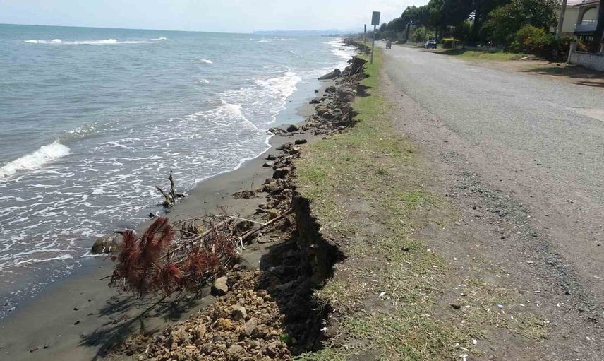 Samsun'da deniz geriliyor: sahil yapıları ve yollar risk altında