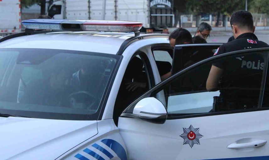Lise önünde pompalı tüfekle dolaşan iki genç yakalandı