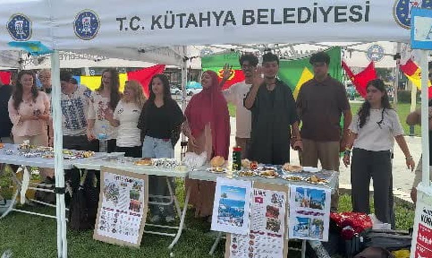 Yemeklerle kültür köprüsü kurdular: Kütahya'da değişim öğrencilerinin panayırı