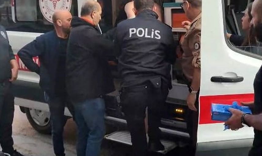 Kuşadası’nda caddeyi alarma geçiren bıçaklı genç babasının iknaıyla teslim oldu