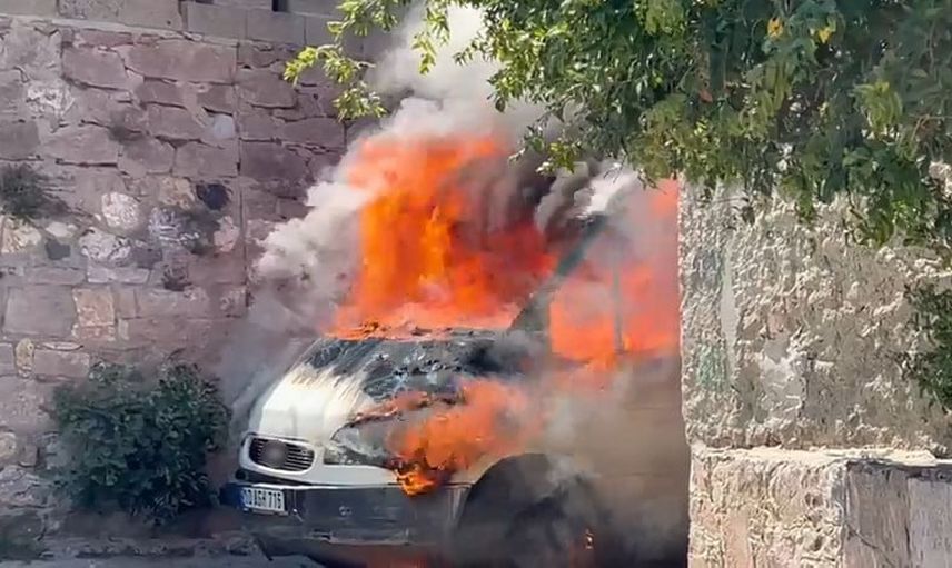 Ayvalık'ta halı yüklü kamyonet motor alevleriyle hasar gördü
