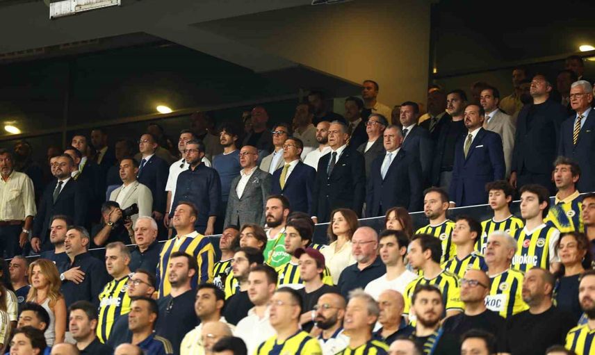 Bakan Bak Saracoğlu'nda Fenerbahçe-Beşiktaş derbisini izledi