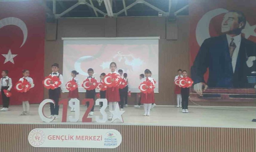Eleşkirt'te cumhuriyet coşkusu miniklerin performansıyla yükseldi