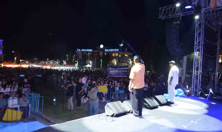 Selendi'de tütün ve cirit festivalinde Tefo & Seko coşkusu
