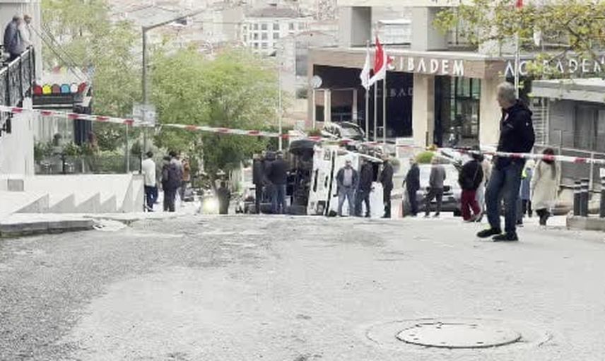 Beyoğlu'nda Nizamiye Caddesi'nde kamyon yan yattı, cadde trafiğe kapandı