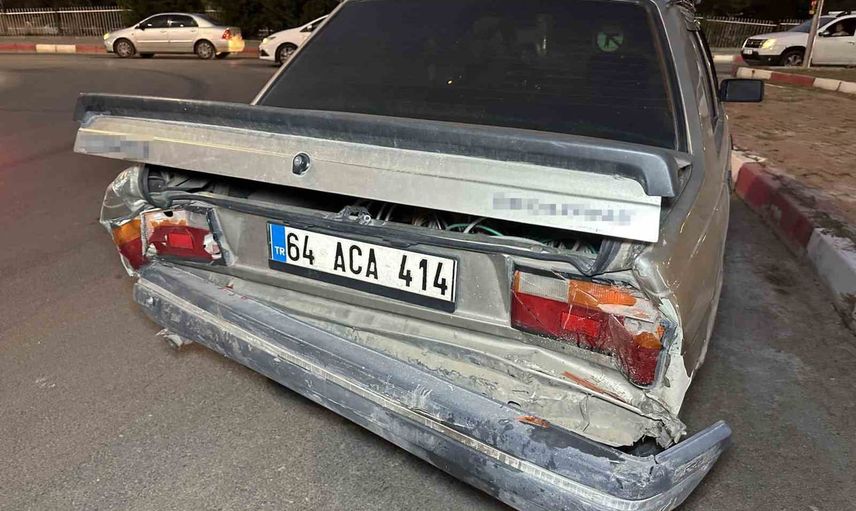 Uşak'ta kırmızı ışıkta bekleyen araca arkadan çarpma: üç kişi yaralandı