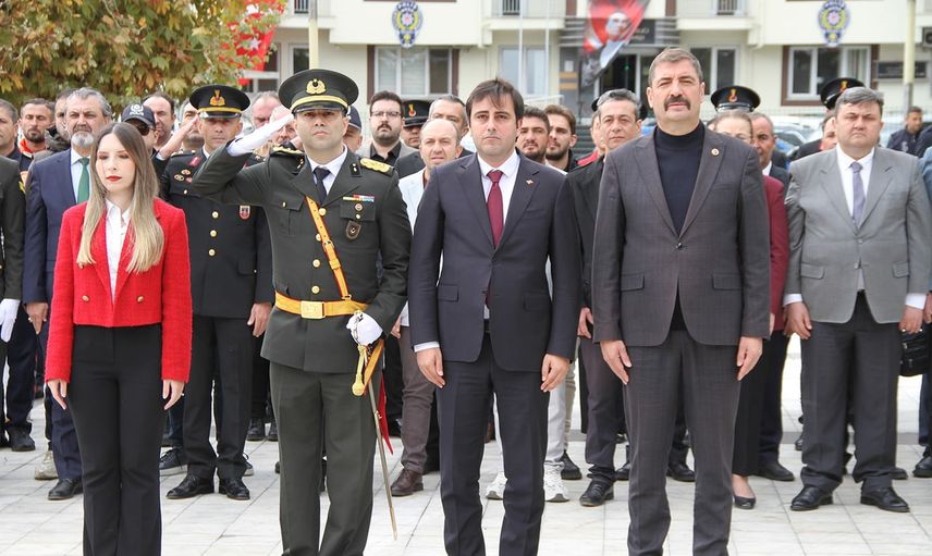 Kula'da 103. yıl coşkusu çelenklerle başladı