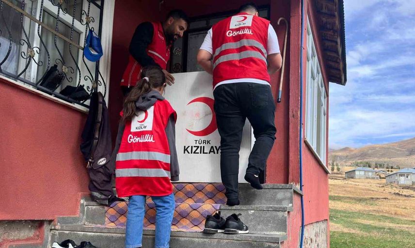 Kızılay Muradiye şubesi engelli vatandaşa hareket özgürlüğü sundu