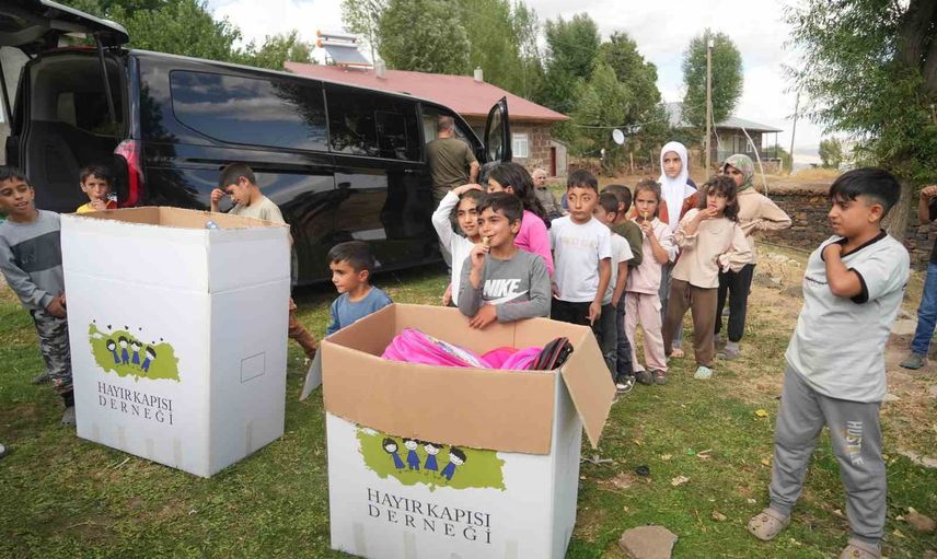 Köylerde okul heyecanı: Hayır Kapısı Derneği çocuklara kırtasiye ve oyuncak ulaştırdı