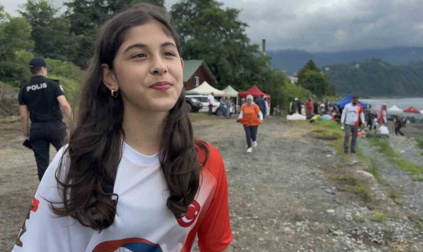 13 yaşındaki Asya, Kemalpaşa semalarında ukulelesiyle şarkı söyledi