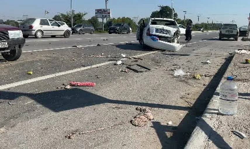 Çarpışma Sakarya D-100'de: otomobil parçalandı, üç kişi yaralandı