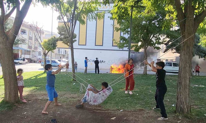 Sokak oyunu alev aldı, çocuklar kendi çabalarıyla yangını söndürdü