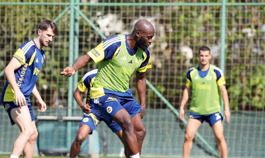 Derbiyi beklerken tempo düşmüyor: Fenerbahçe çalışmalara başladı