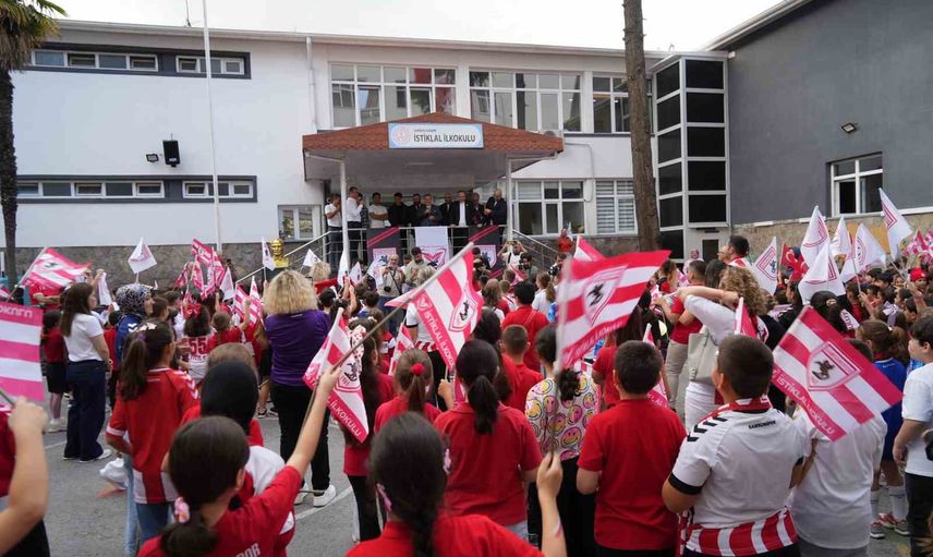 Samsunspor'dan 'bu şehrin çocukları' kampanyası kapsamında ilkokulda defter dağıtımı