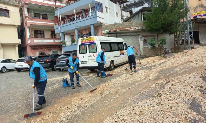 Antakya'da yağış sonrası mahallelerde mazgal ve bakım seferberliği