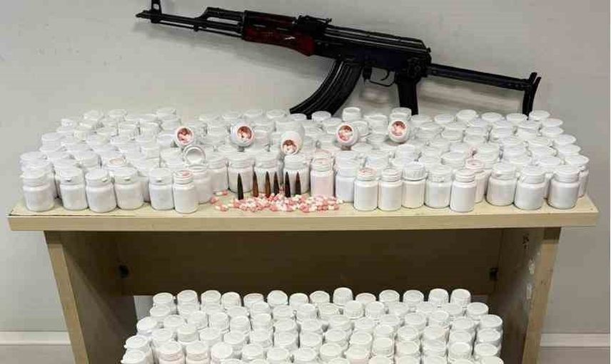 İzmir'de saklanan cephanelik: 59 bin 300 hap ve kalaşnikof ele geçirildi