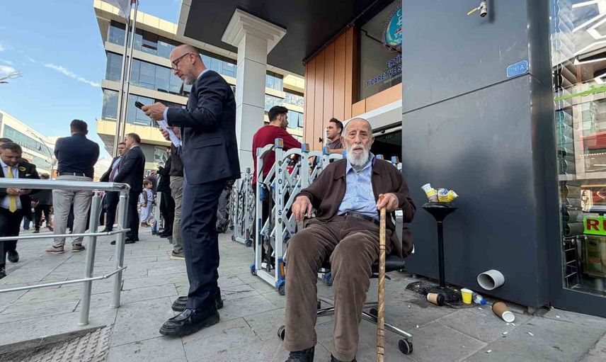 Erzincan TSO'da nesiller buluştu: 93 yaşındaki üye sandığa gitti