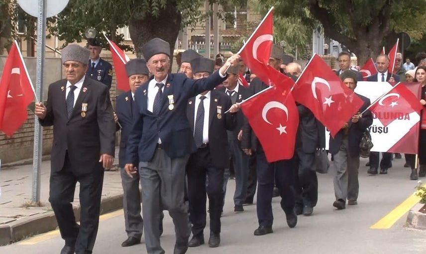 Anlamlı kortej: Eskişehir'de Gaziler Günü bando yürüyüşü Vişnelik Hava Şehitliği'ne ulaştı