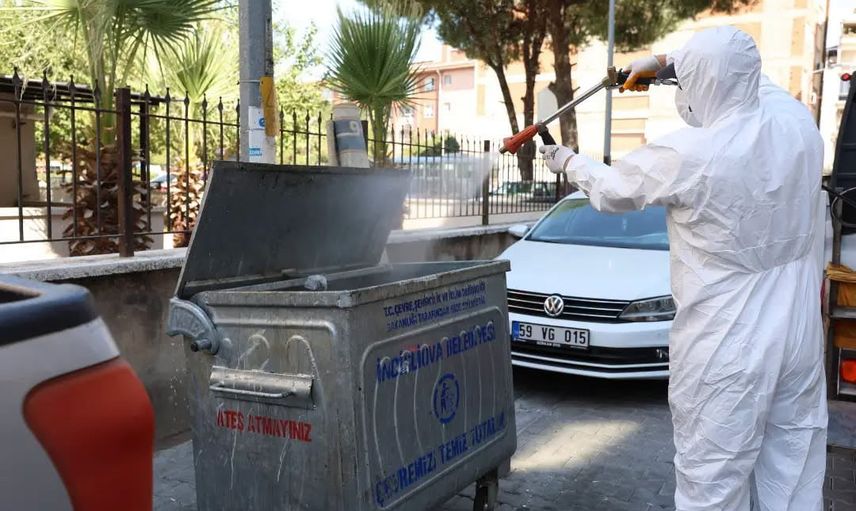 İncirliova'da çöp konteynerleri karasinekle mücadele için ilaçlandı