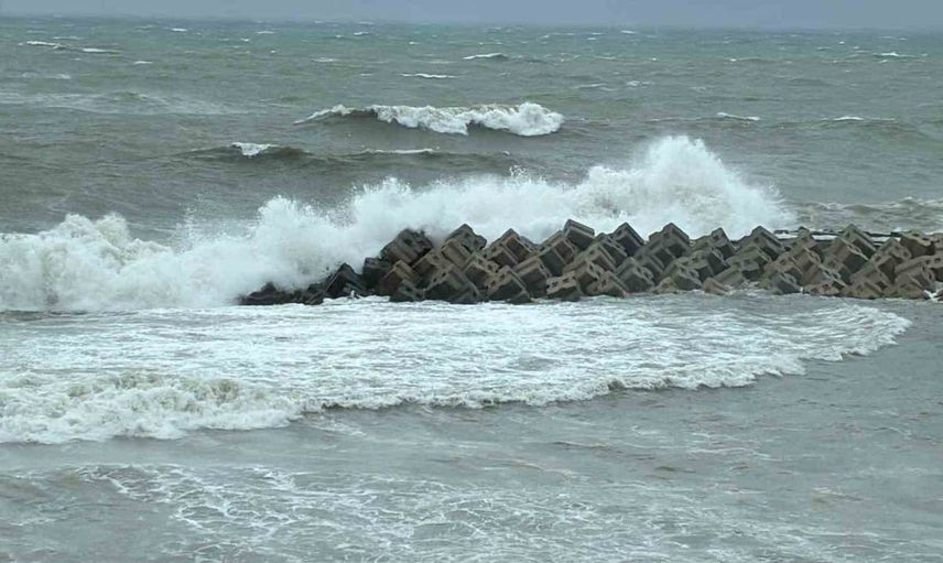 Deniz yükselişi Akçakoca balıkçılarını barınağa yönlendirdi