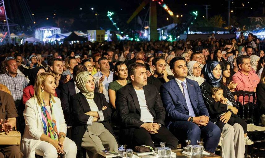 Pazaryeri'nde kültür gecesinde yoğun ilgi: Alişan'ı 25 bin kişi dinledi