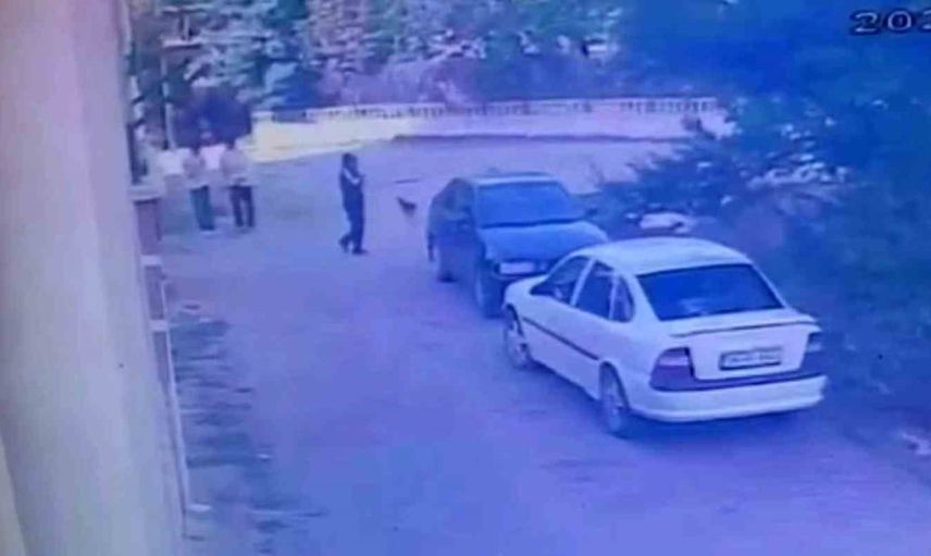 Bolu'da park halindeki otomilden saat alan şüpheliler güvenlik kamerasında