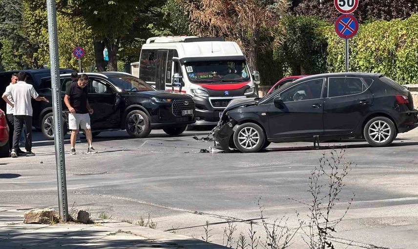 Vişnelik caddesinde çarpışma iki aracı kullanılamaz hale getirdi, yaralanma yok