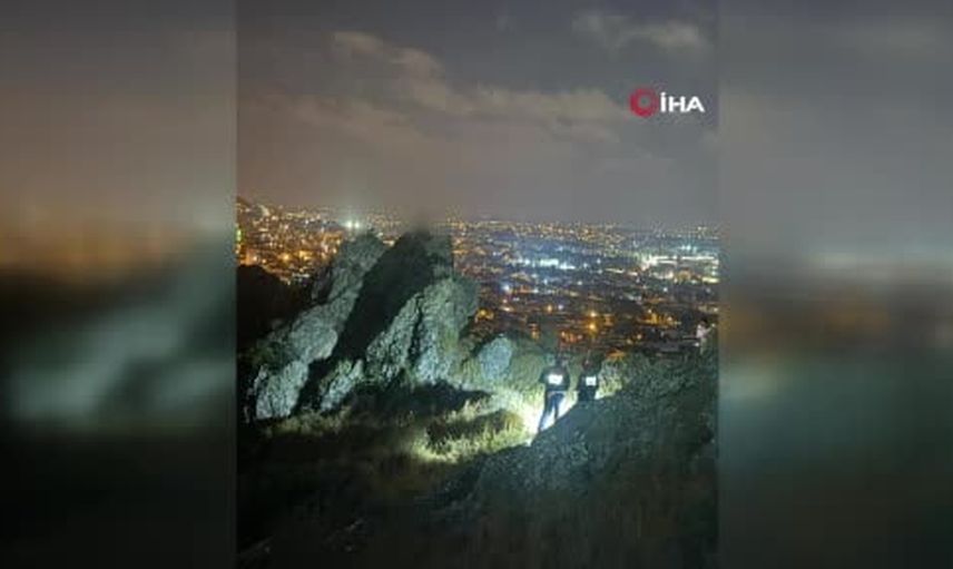 Kayanın üzerinde uyuduktan sonra yönünü kaybeden kişi Habib-i Neccar Dağı'nda AFAD ekiplerince kurtarıldı