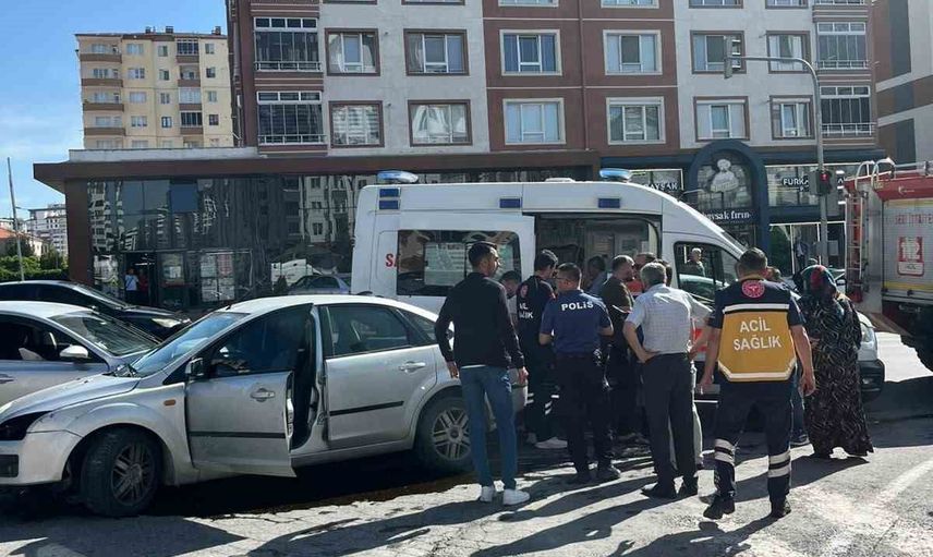 Erkilet bulvarı'nda iki otomobil çarpıştı, iki kişi yaralandı