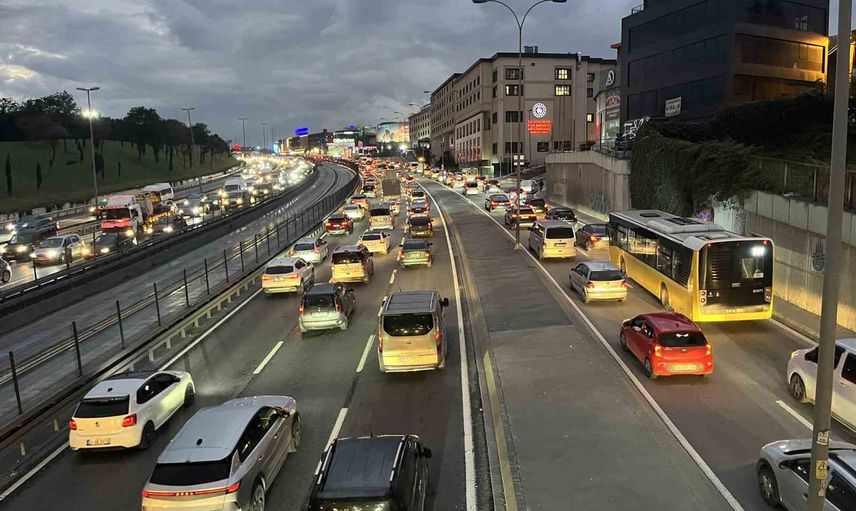 Mesai çıkışında e-5'te yollar kilitlendi: yoğunluk yüzde 87