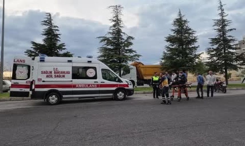 Niğde'de ters yöne giren motosikletin neden olduğu kafa kafaya çarpışmada 2 kişi yaralandı