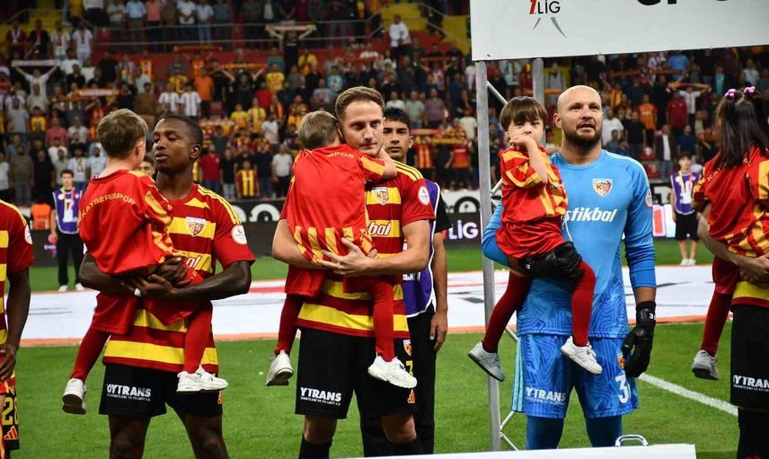 Down sendromlu çocuklarla çıkan futbolcular farkındalığı sahaya taşıdı
